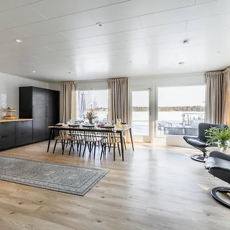 Arctic Snow Lake Lodge Rovaniemi